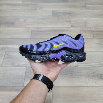 Nike air max plus supreme hotsell